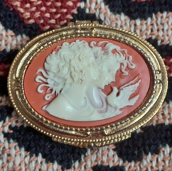Estee Lauder Accessories - Vintage Estee Lauder Cameo Perfume Compact